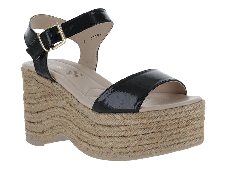 Sandalia de plataforma alta con tiras negras brillantes y suela de cuerda beige.