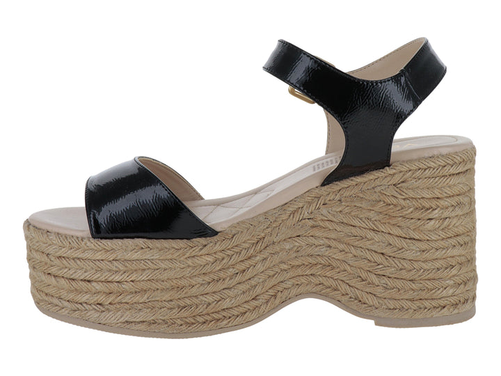 Sandalia de plataforma alta con tiras negras brillantes y suela de cuerda beige.