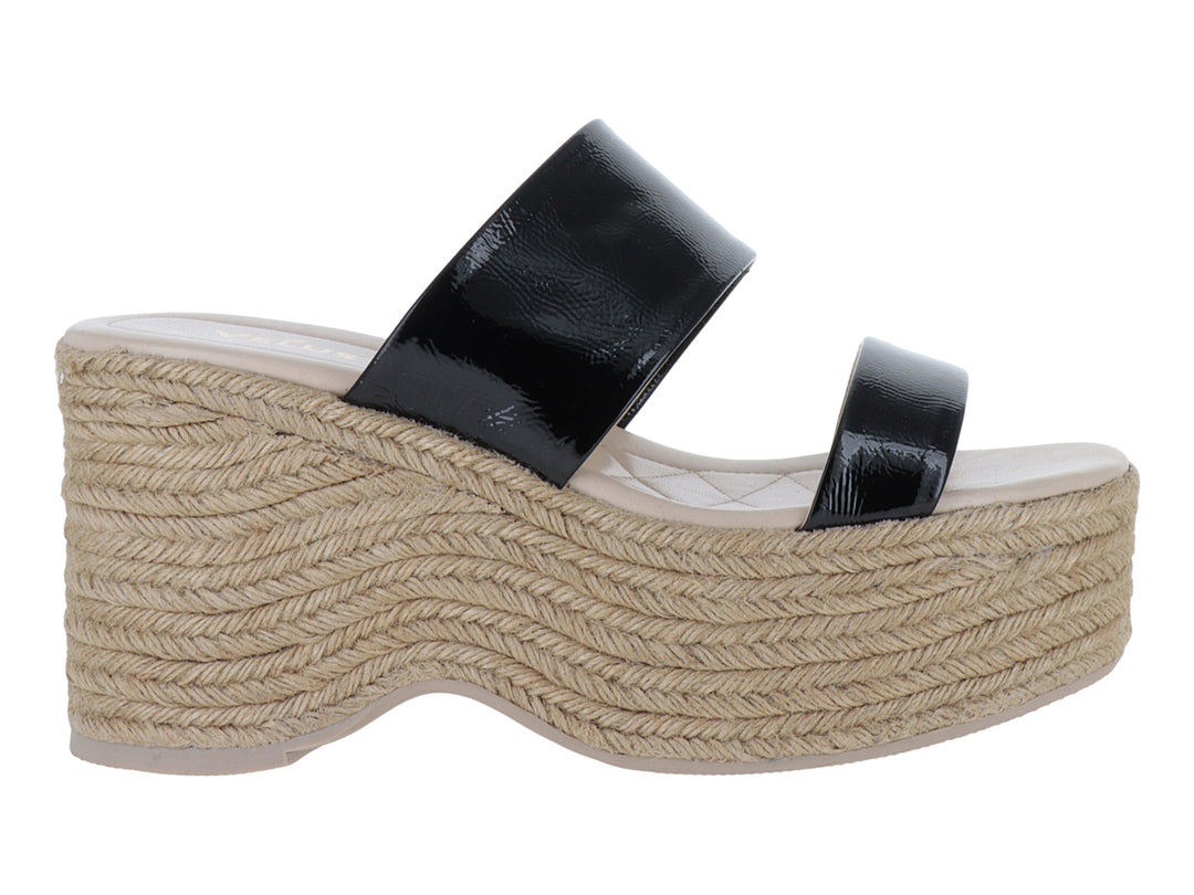 Sandalias de plataforma con correas negras brillantes y suela de yute tejido color beige.