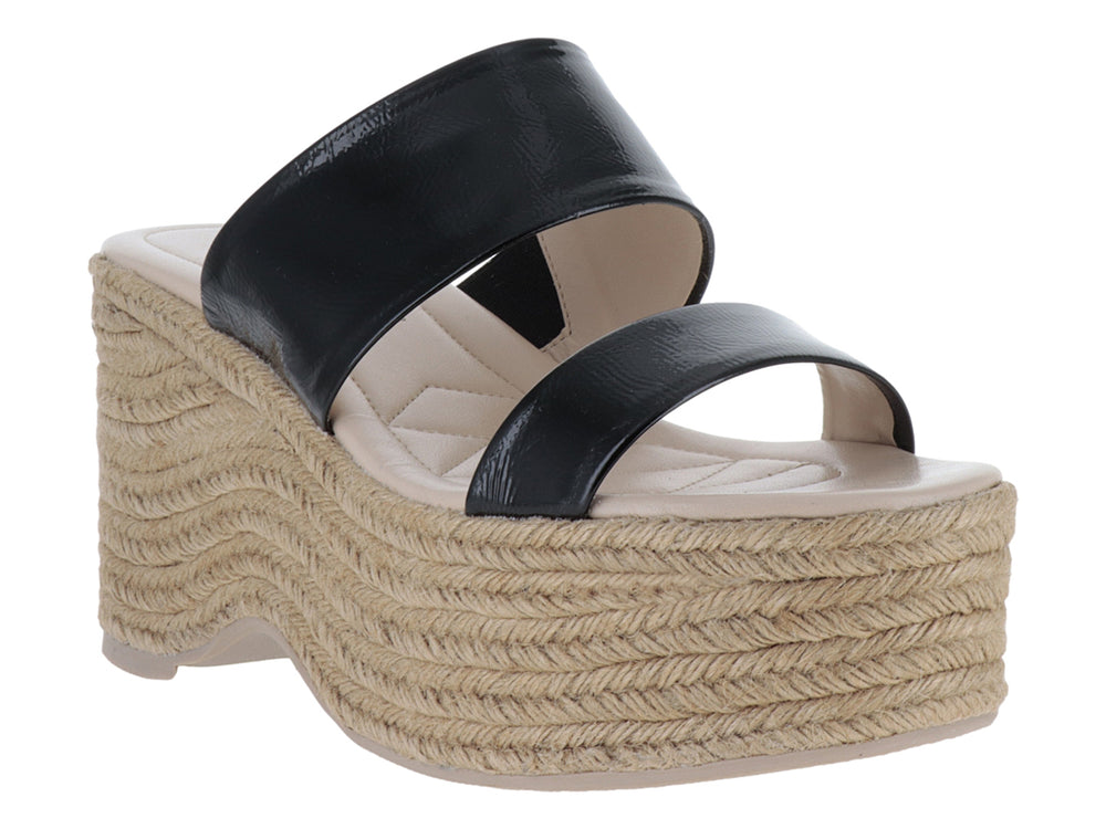 Sandalias de plataforma con correas negras brillantes y suela de yute tejido color beige.