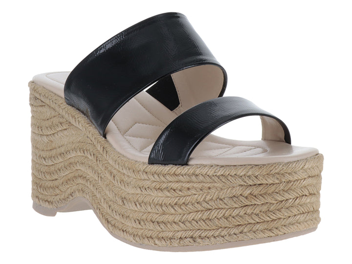 Sandalias de plataforma con correas negras brillantes y suela de yute tejido color beige.