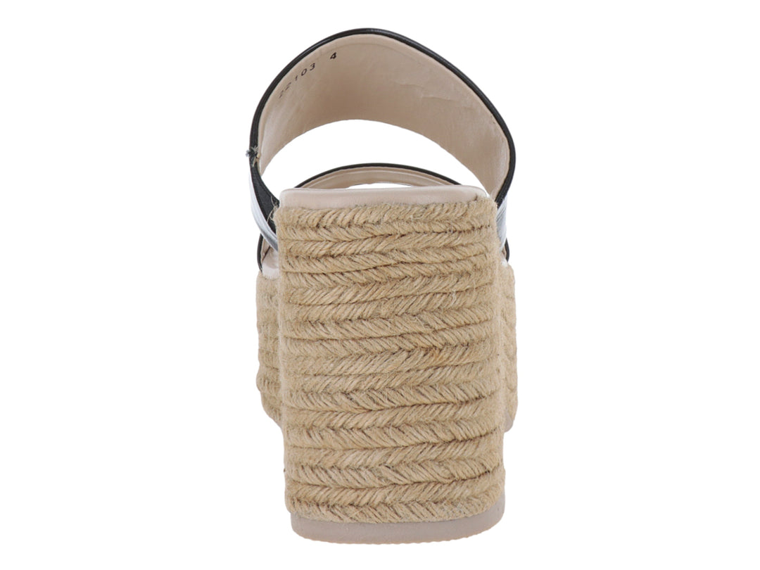 Sandalias de plataforma con correas negras brillantes y suela de yute tejido color beige.