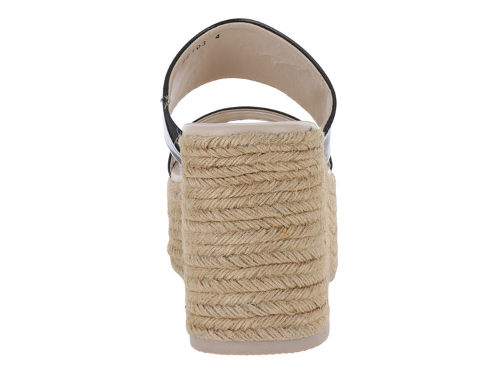 Sandalias de plataforma con correas negras brillantes y suela de yute tejido color beige.
