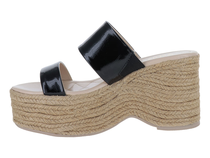 Sandalias de plataforma con correas negras brillantes y suela de yute tejido color beige.