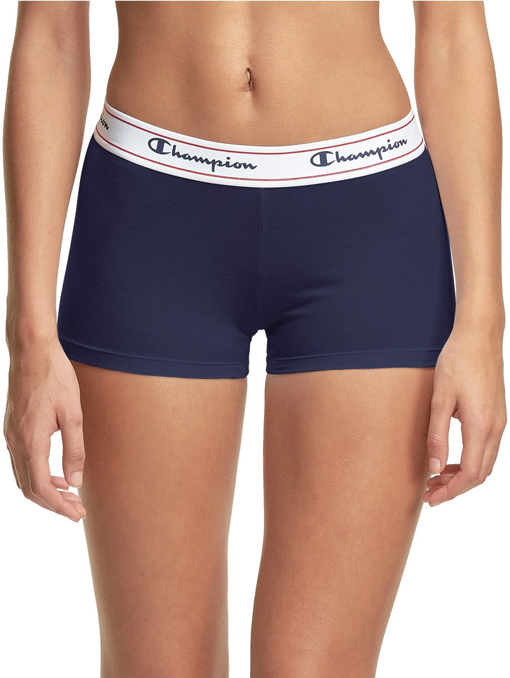 Mujer vistiendo boxers de algodón color azul marino con elástico blanco de la marca Champion.