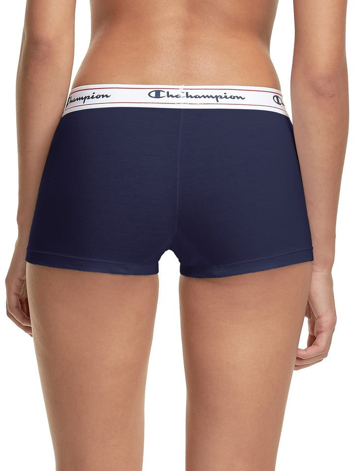 Mujer vistiendo boxers de algodón color azul marino con elástico blanco de la marca Champion.