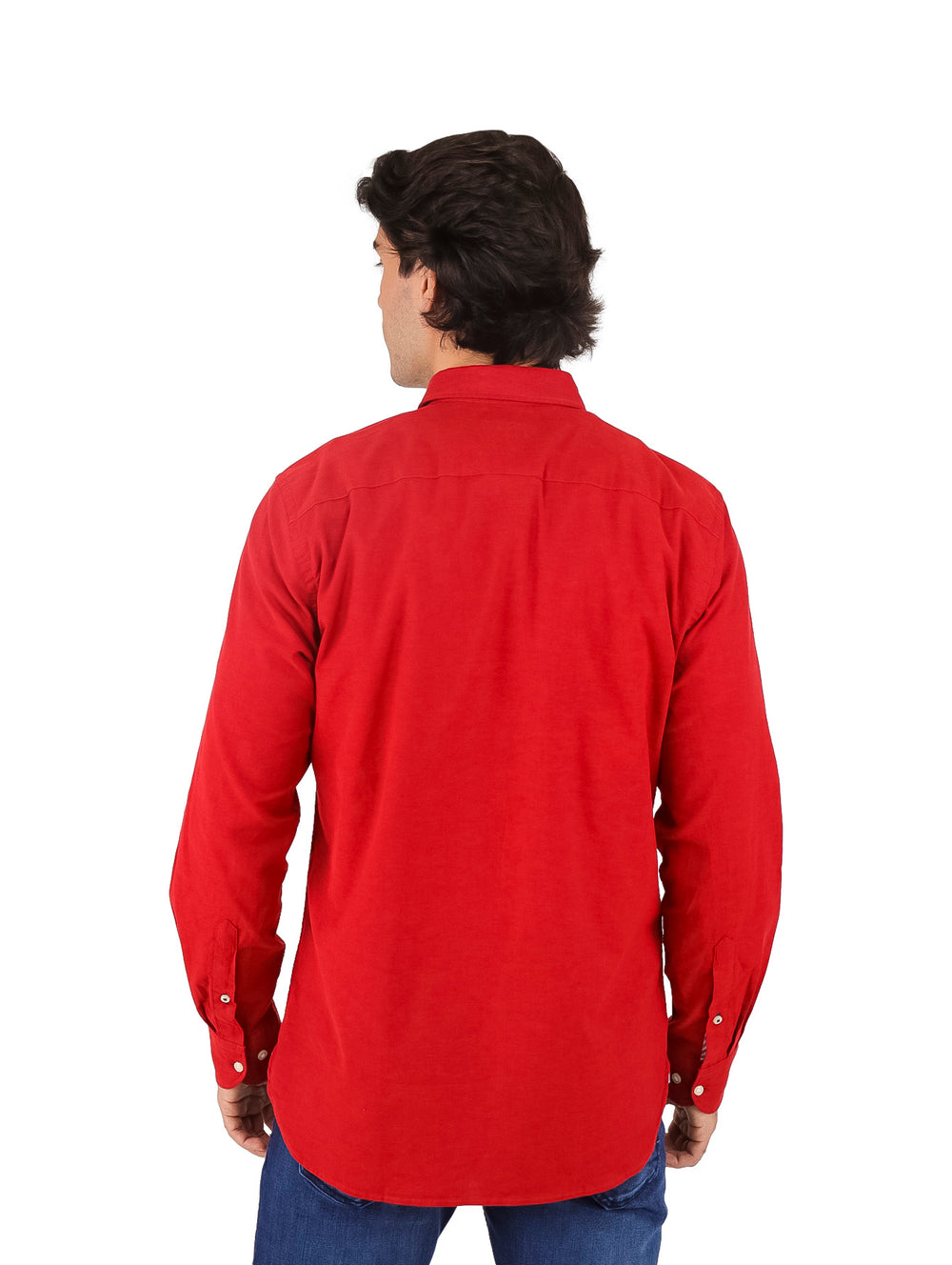 Hombre vistiendo una camisa Tommy Hilfiger de color rojo con botones y manga larga.