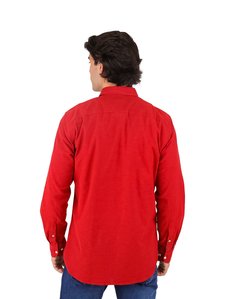Hombre vistiendo una camisa Tommy Hilfiger de color rojo con botones y manga larga.