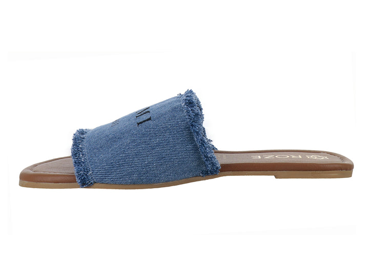Sandalia plana de marca ROZE con banda superior de tela tipo mezclilla azul con bordes deshilachados y suela café.