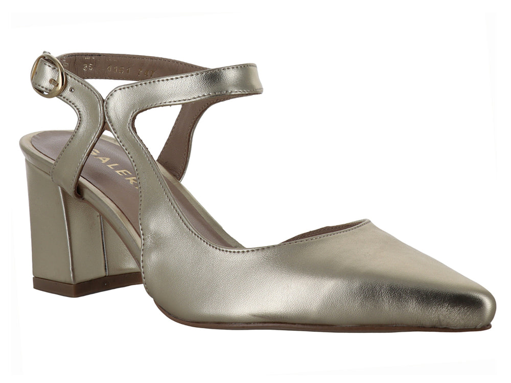 Zapato elegante de tacón cuadrado en color oro metálico con correa al tobillo y punta almendrada.