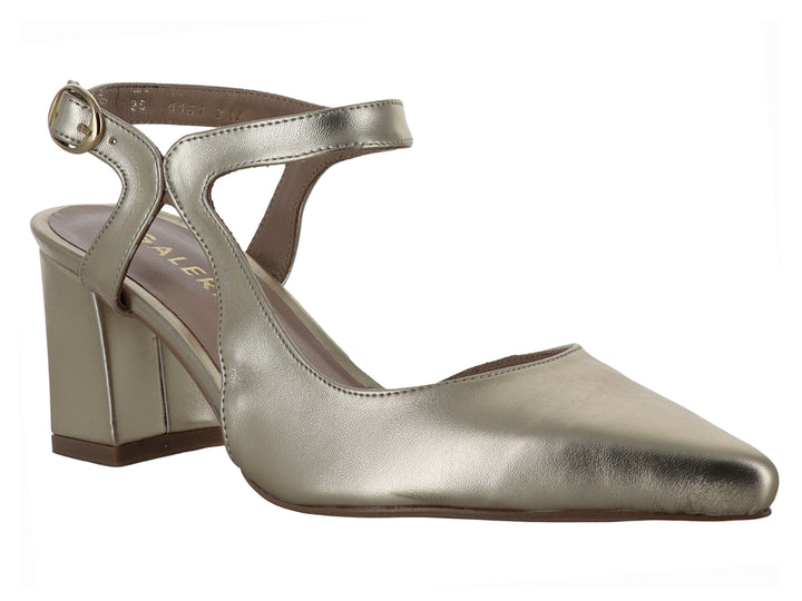Zapato elegante de tacón cuadrado en color oro metálico con correa al tobillo y punta almendrada.