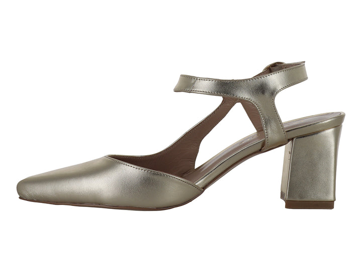 Zapato elegante de tacón cuadrado en color oro metálico con correa al tobillo y punta almendrada.