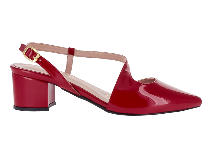 Zapato rojo de charol con punta fina, tacón cuadrado y correa ajustable al tobillo.