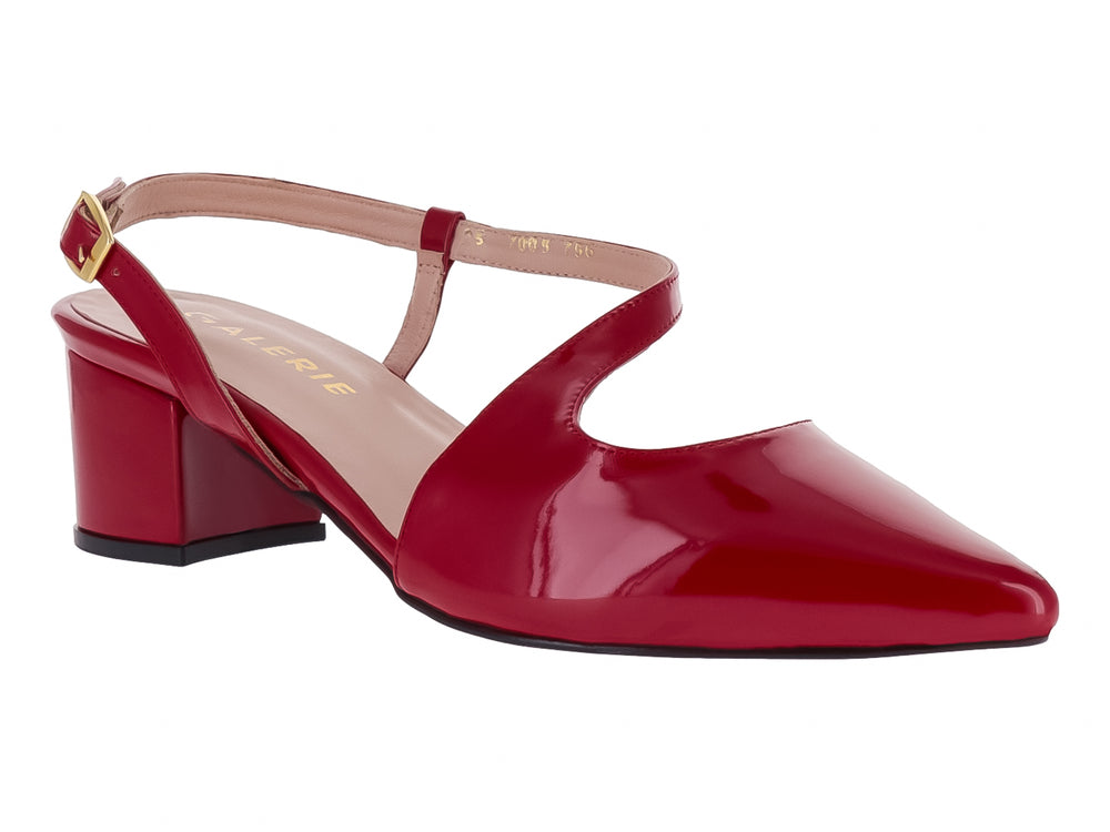 Zapato rojo de charol con punta fina, tacón cuadrado y correa ajustable al tobillo.