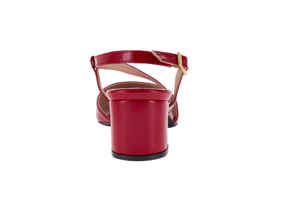Zapato rojo de charol con punta fina, tacón cuadrado y correa ajustable al tobillo.