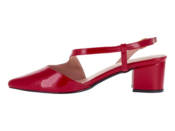 Zapato rojo de charol con punta fina, tacón cuadrado y correa ajustable al tobillo.