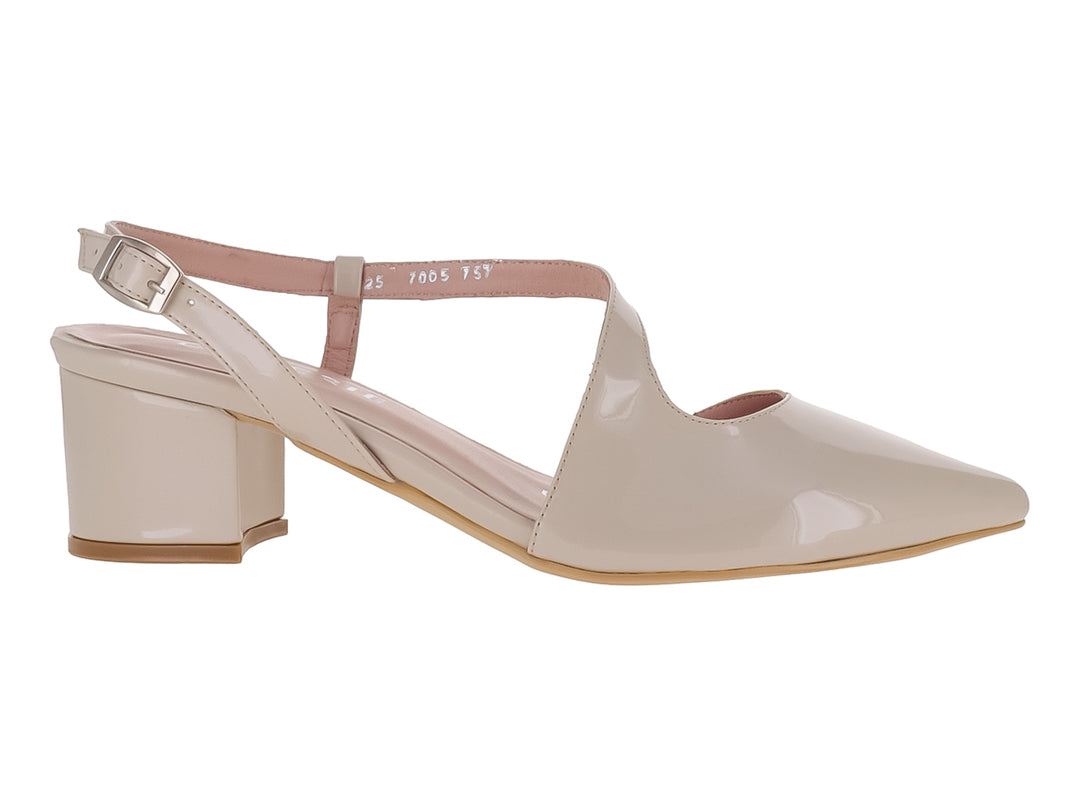 Sandalia beige de charol con tacón cuadrado, punta fina y correa ajustable al tobillo.