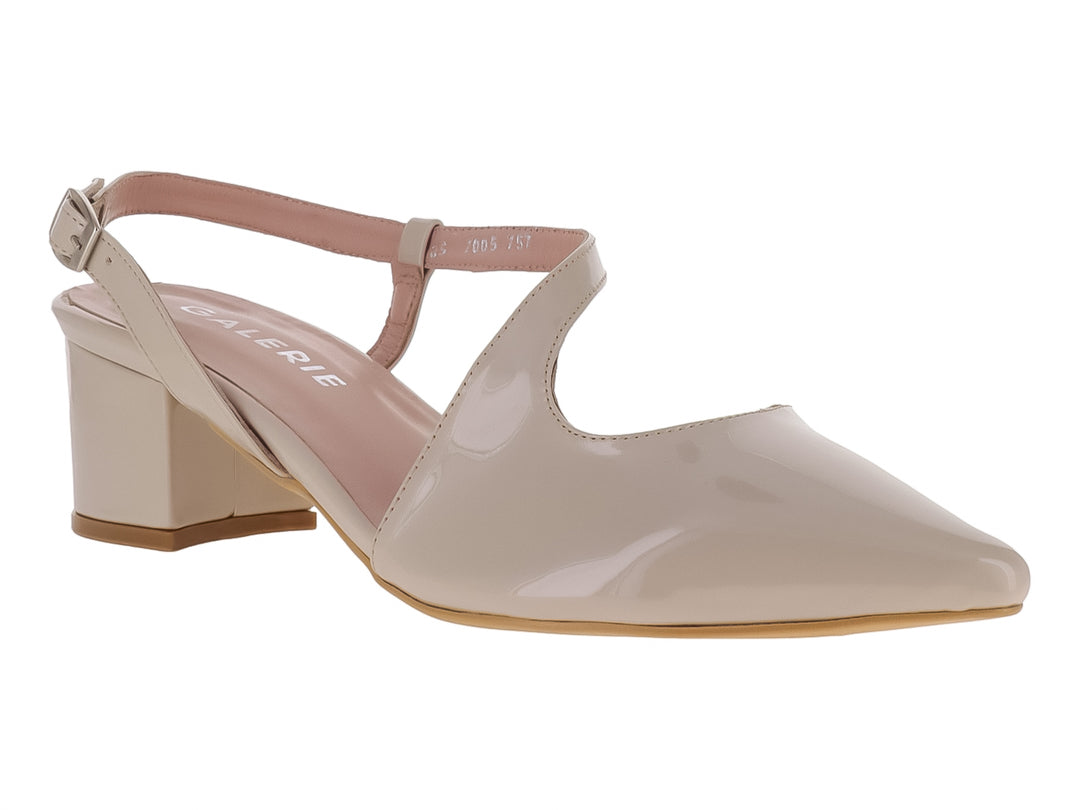 Sandalia beige de charol con tacón cuadrado, punta fina y correa ajustable al tobillo.