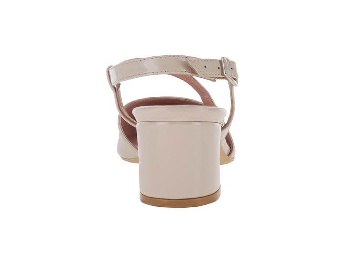 Sandalia beige de charol con tacón cuadrado, punta fina y correa ajustable al tobillo.