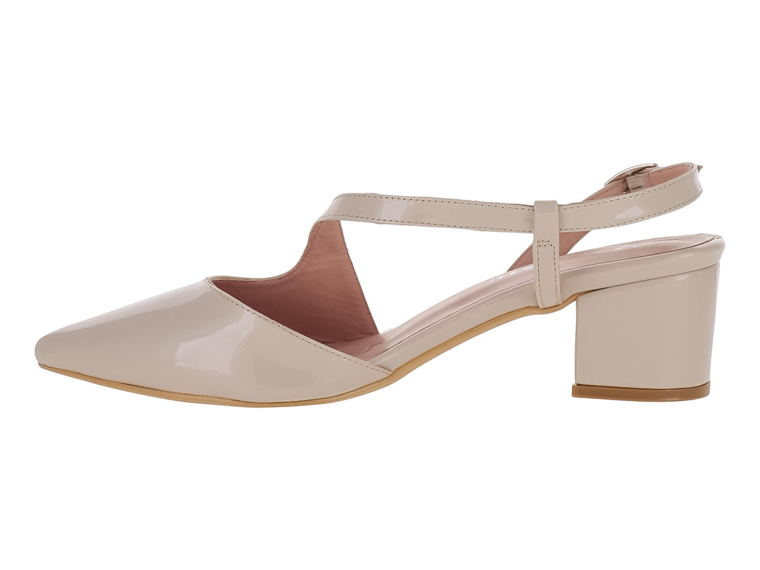 Sandalia beige de charol con tacón cuadrado, punta fina y correa ajustable al tobillo.