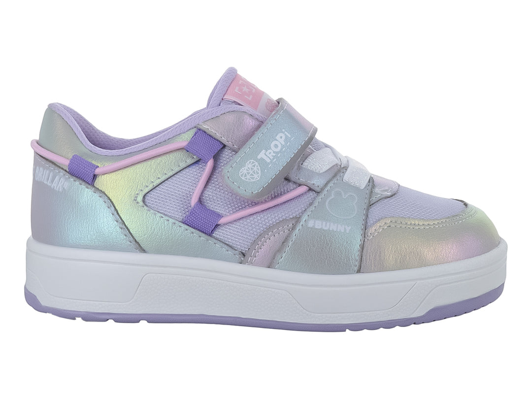 Tenis infantiles multicolor con acabado iridiscente, suela blanca y cierre de velcro.