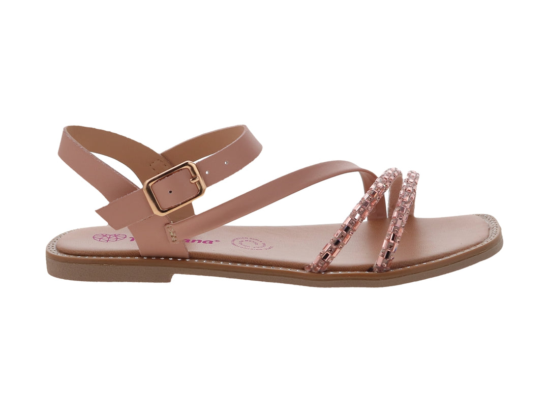 Sandalia plana color beige oscuro con tiras decoradas y hebilla ajustable.
