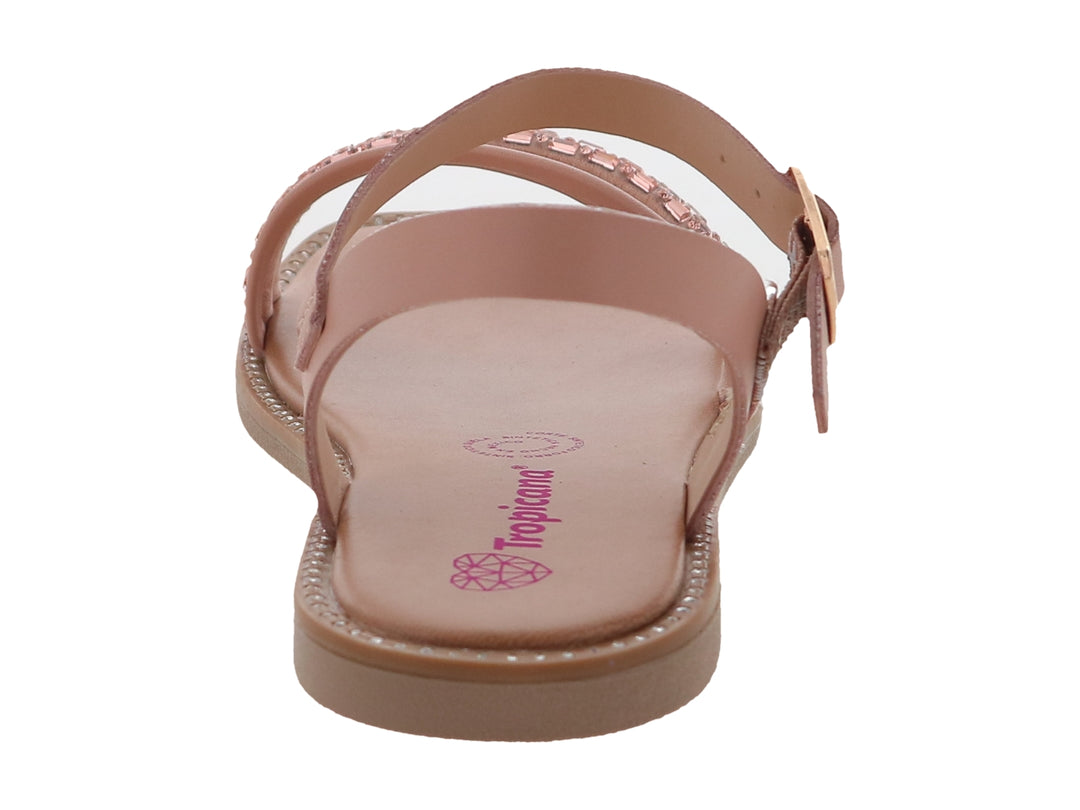 Sandalia plana color beige oscuro con tiras decoradas y hebilla ajustable.