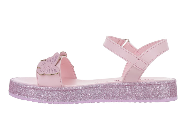 Sandalia rosa claro para niña con suela brillante de glitter y detalle de mariposa en la parte frontal.