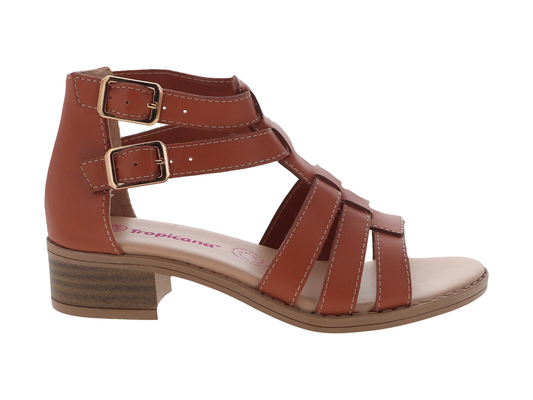 Sandalia color camel con tacón cuadrado y correas ajustables con hebillas doradas.
