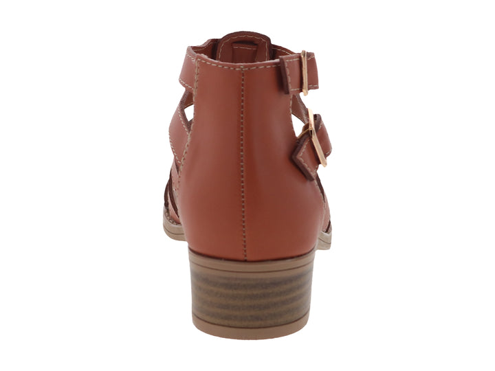 Sandalia color camel para mujer con tacón bajo, correas ajustables y hebillas doradas.