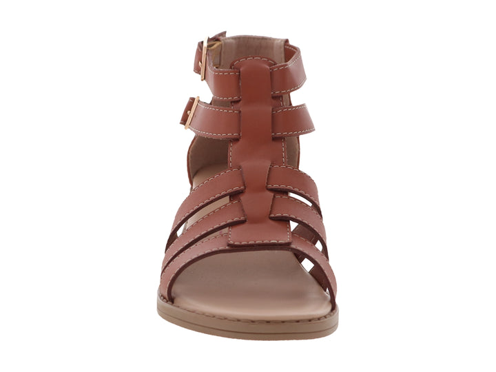 Sandalia color camel para mujer con tacón bajo, correas ajustables y hebillas doradas.
