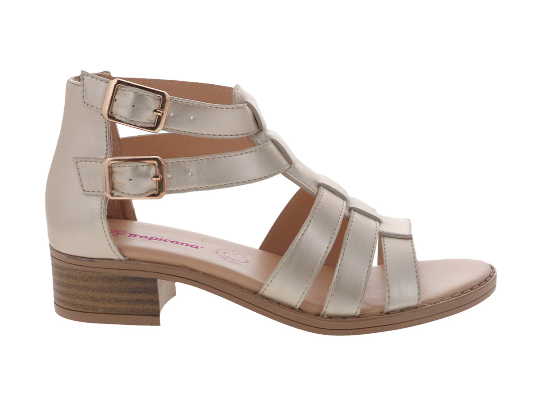 Sandalia color champagne con tacón bajo y correas ajustables con hebillas doradas.