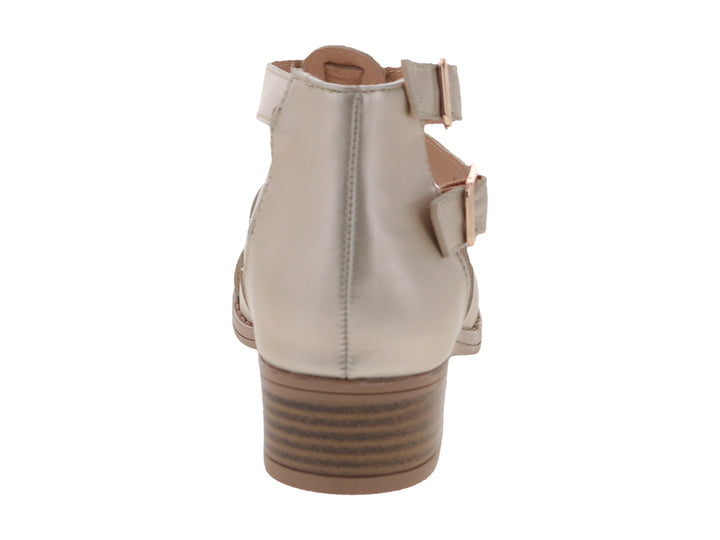 Sandalia color champagne con tacón bajo y correas ajustables con hebillas doradas.