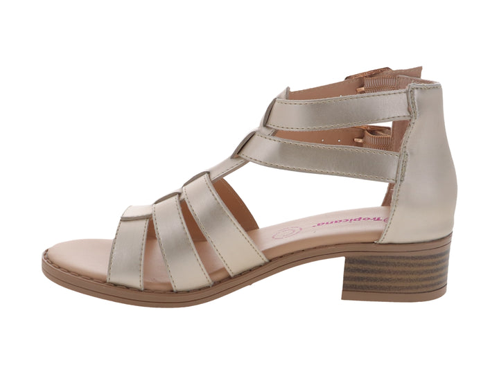 Sandalia color champagne con tacón bajo y correas ajustables con hebillas doradas.