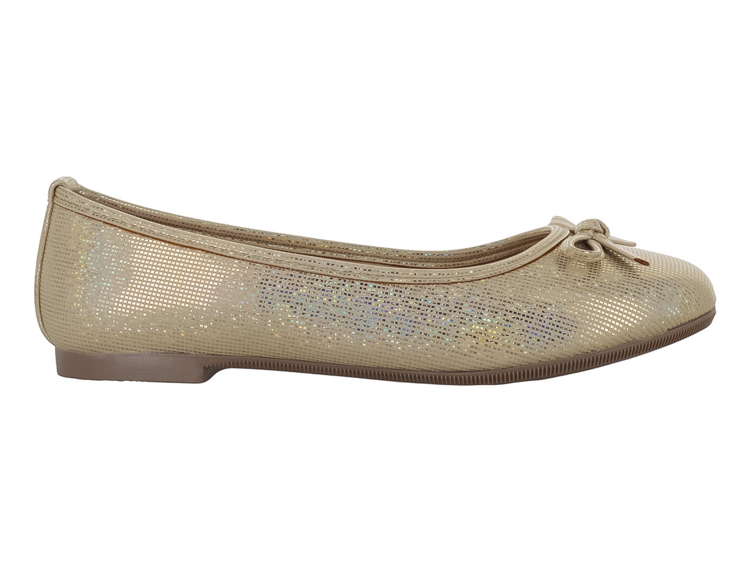 Zapato plano color oro con acabado brillante y un pequeño moño decorativo en la parte frontal.