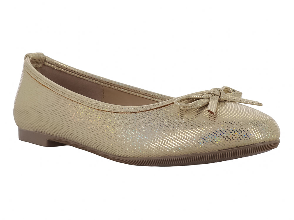 Zapato plano color oro con acabado brillante y un pequeño moño decorativo en la parte frontal.