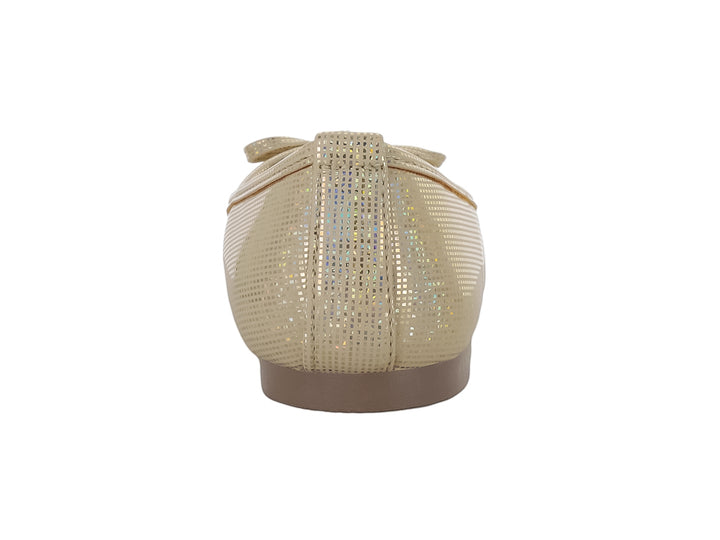 Zapato plano color oro con acabado brillante y un pequeño moño decorativo en la parte frontal.