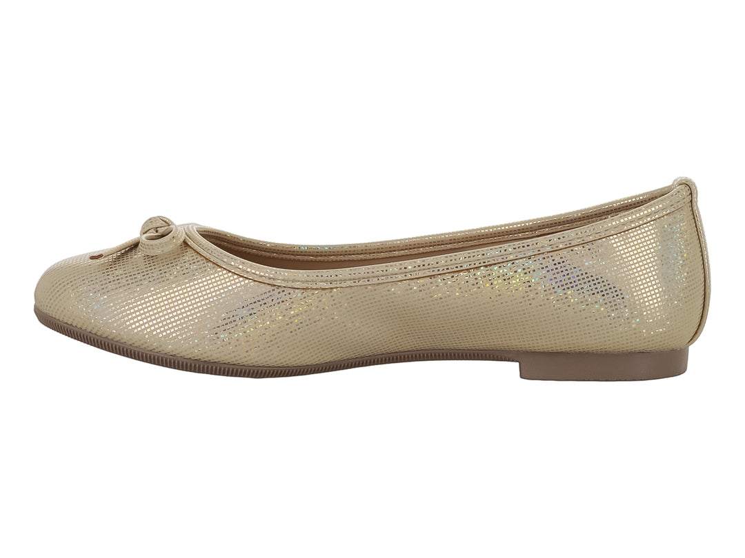 Zapato plano color oro con acabado brillante y un pequeño moño decorativo en la parte frontal.