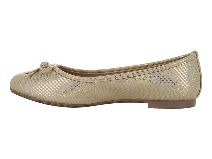 Zapato plano color oro con acabado brillante y un pequeño moño decorativo en la parte frontal.