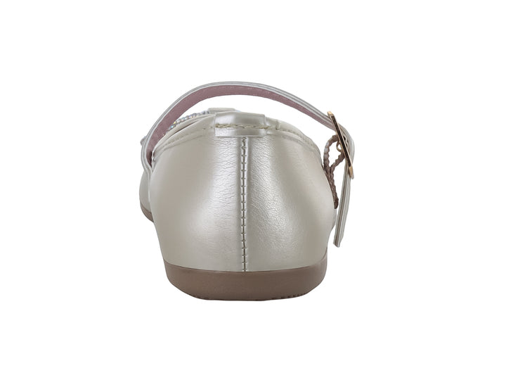 Zapato plano tipo balerina color champagne con correa, hebilla dorada y moño brillante en la punta para niña.