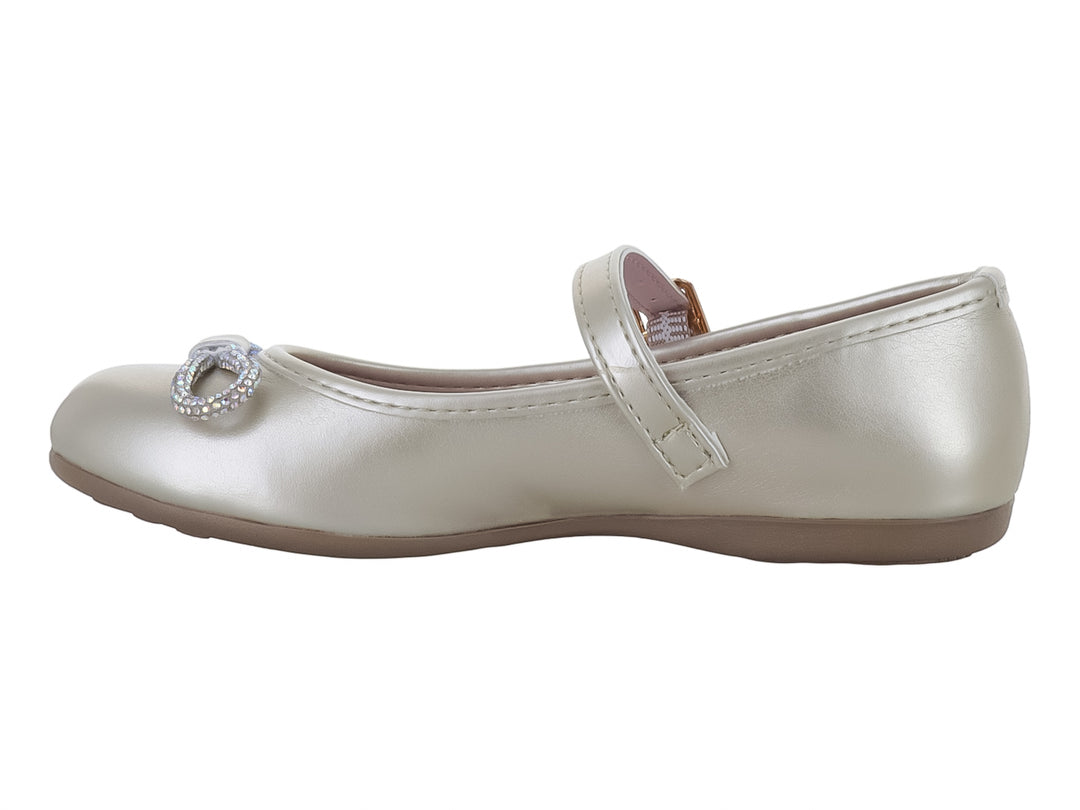 Zapato plano tipo balerina color champagne con correa, hebilla dorada y moño brillante en la punta para niña.
