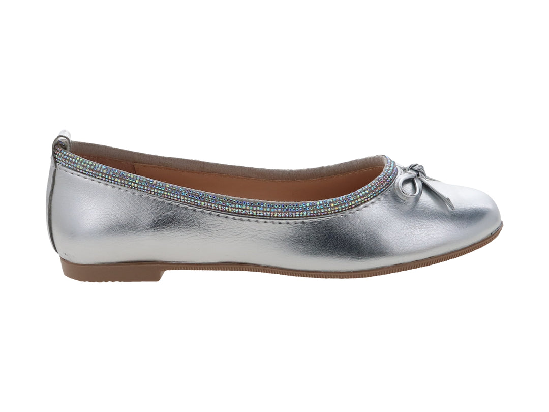 Zapato plano color plata metálico para niña con detalle de moño y borde brillante multicolor.