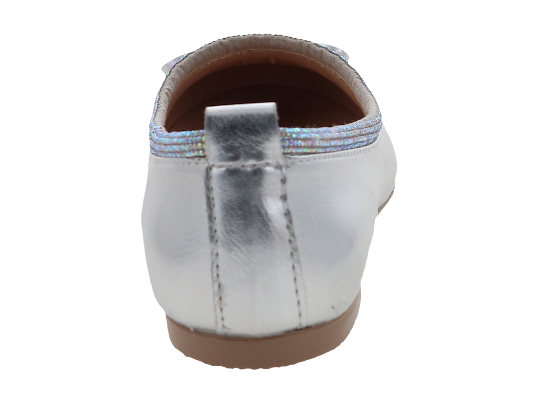Zapato plano color plata metálico para niña con detalle de moño y borde brillante multicolor.