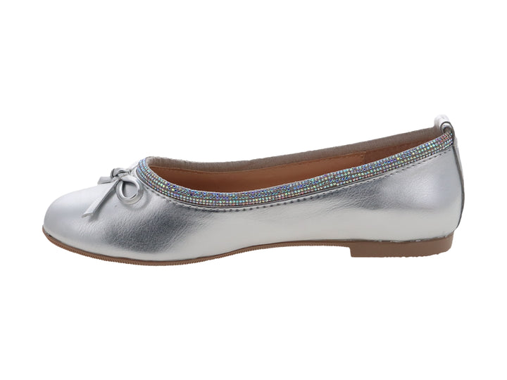 Zapato plano color plata metálico para niña con detalle de moño y borde brillante multicolor.