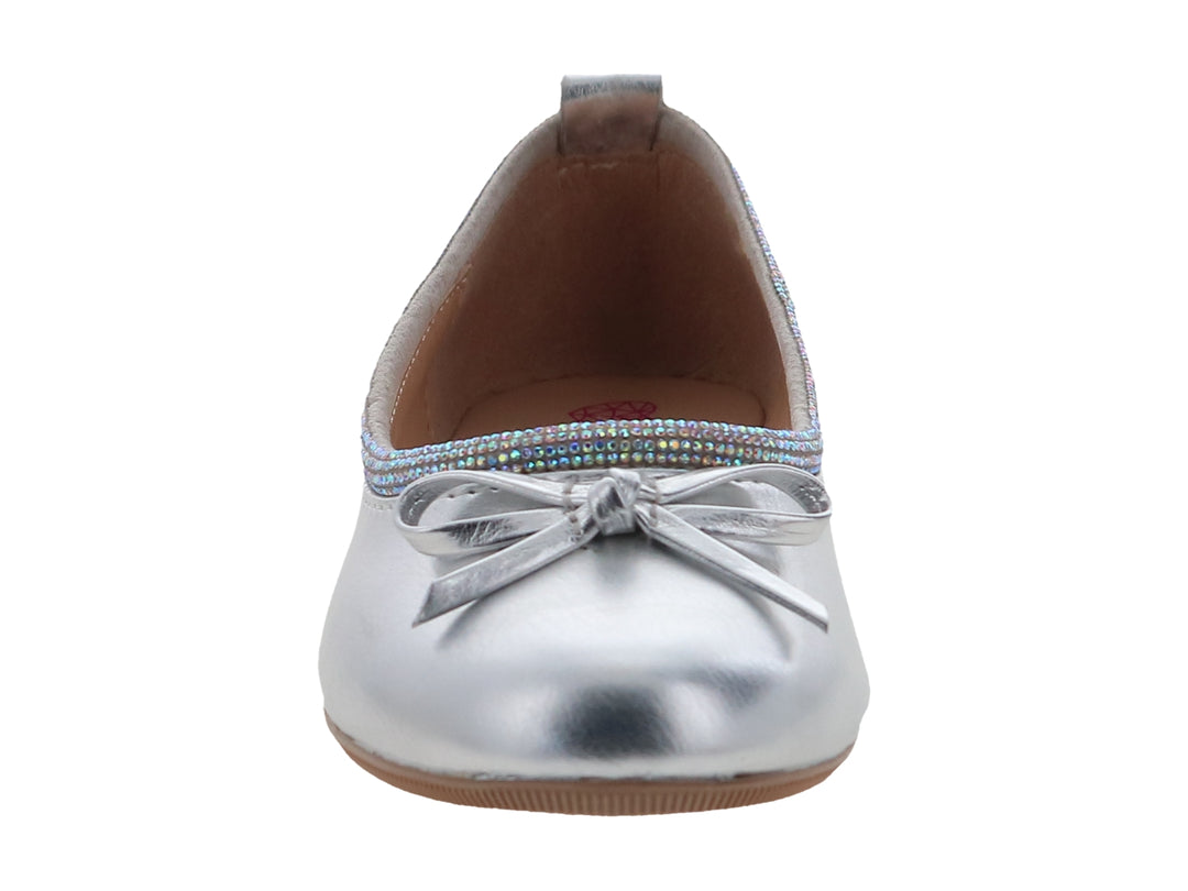 Zapato plano color plata metálico para niña con detalle de moño y borde brillante multicolor.