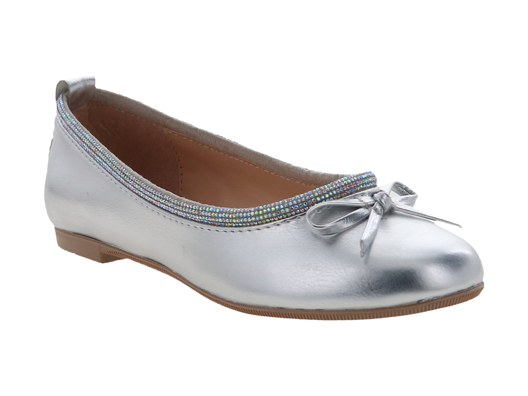 Zapato plano color plata metalizado con detalle de moño y borde brillante.
