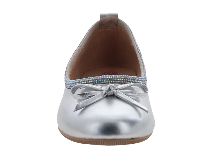 Zapato plano color plata metalizado con detalle de moño y borde brillante.