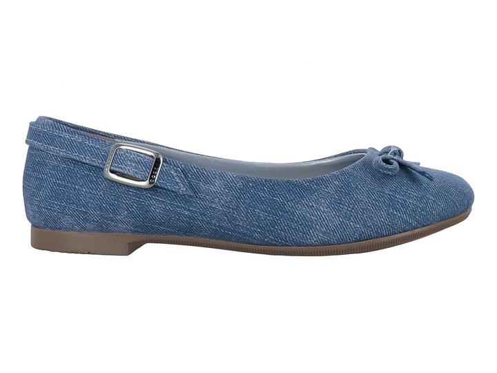 Zapato plano tipo baleta para niña en color azul denim con detalle de moño y hebilla lateral.