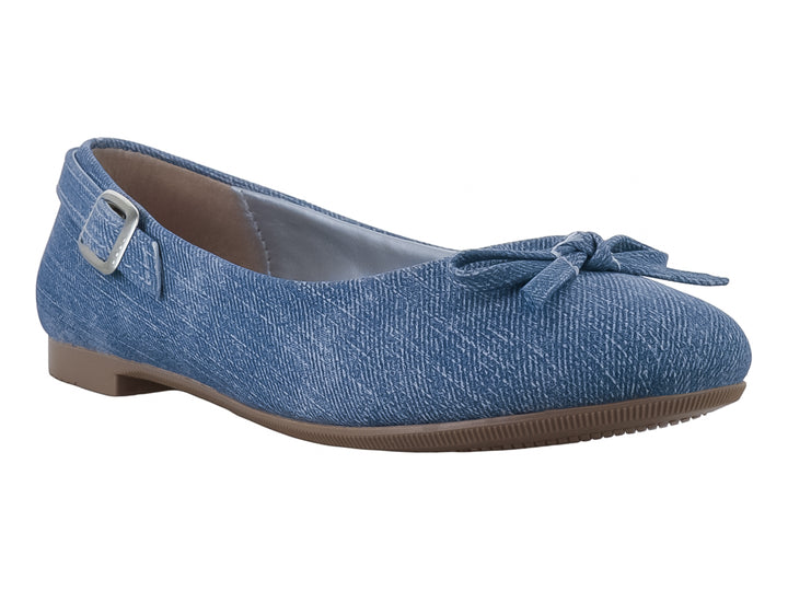 Zapato plano tipo baleta para niña en color azul denim con detalle de moño y hebilla lateral.