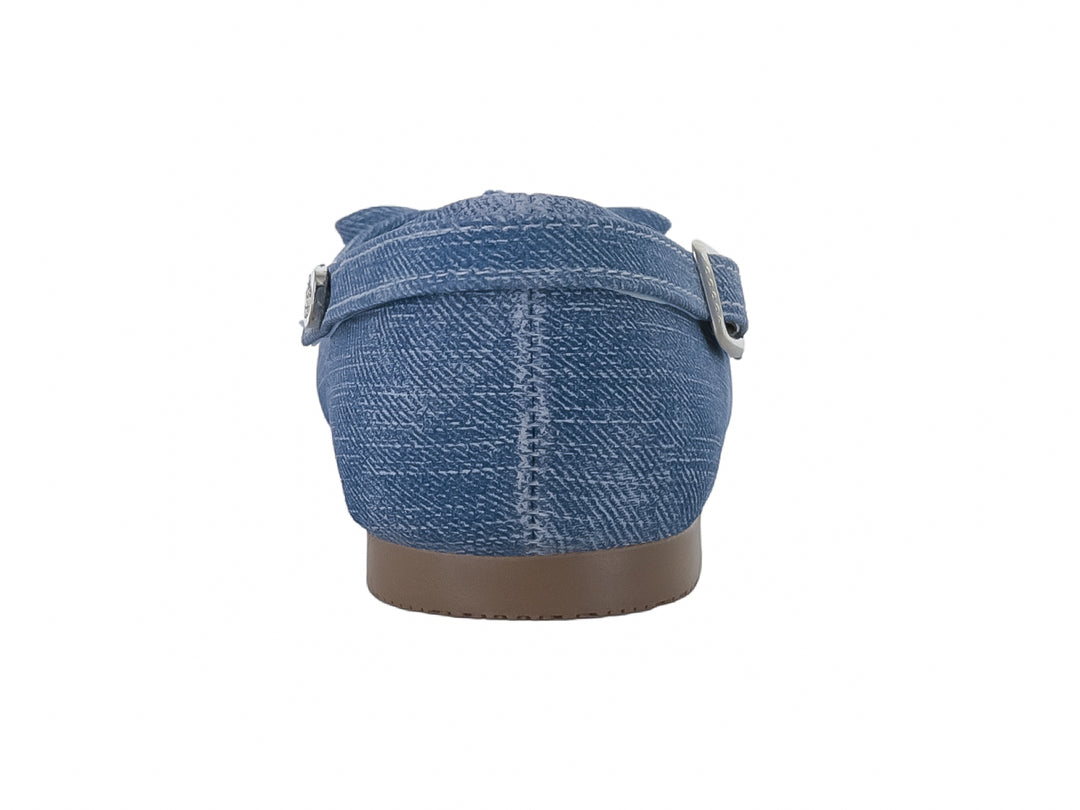 Zapato plano tipo baleta para niña en color azul denim con detalle de moño y hebilla lateral.